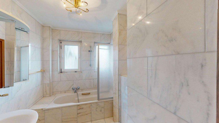 Badezimmer im OG Zweifamilienhaus Porta Westfalica