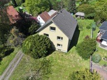 Au�enansicht Zweifamilienhaus mit gro�em Naturgrundst�ck.