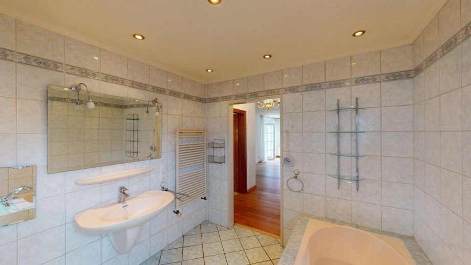 Badezimmer im EG Zweifamilienhaus Porta Westfalica