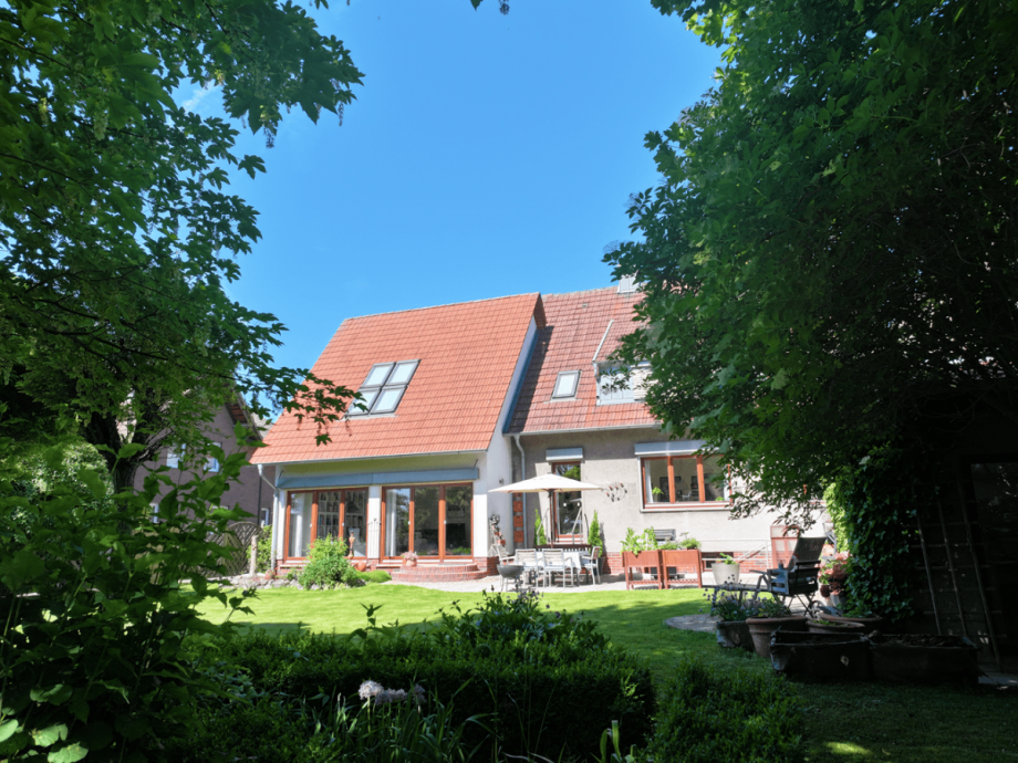 Idyllisch angelegter Gartenbereich Einfamilienhaus Hille