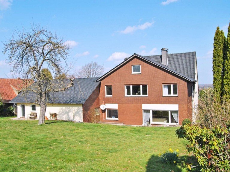 Einfamilienhaus - Zweifamilienhaus in Hille zu verkaufen Hille Einfamilienhaus Gro�z�giges Ein- bis Zweifamilienhaus inkl. separatem Bauplatz in Oberl�bbe