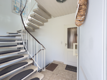 Treppenhaus Modernisiertes Ein- bis Zweifamilienhaus in top Wohnlage