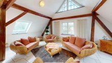 Wohnzimmer im DG Ein Anwesen f�r Lebensqualit�t und Flexibilit�t!