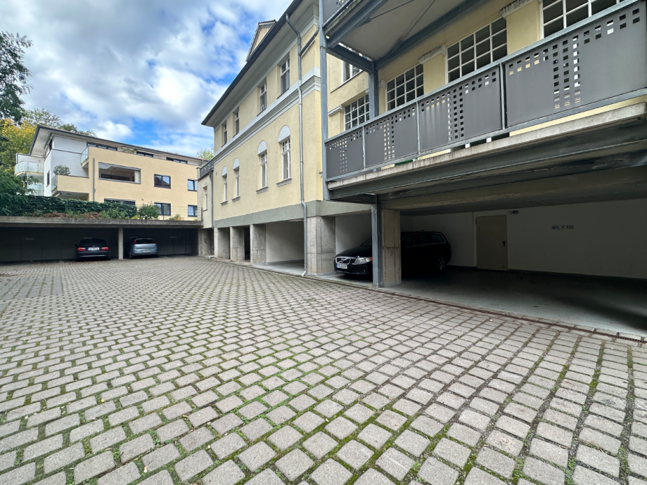 Hofseite mit Stellpl�tzen Dachgeschosswohnung Minden