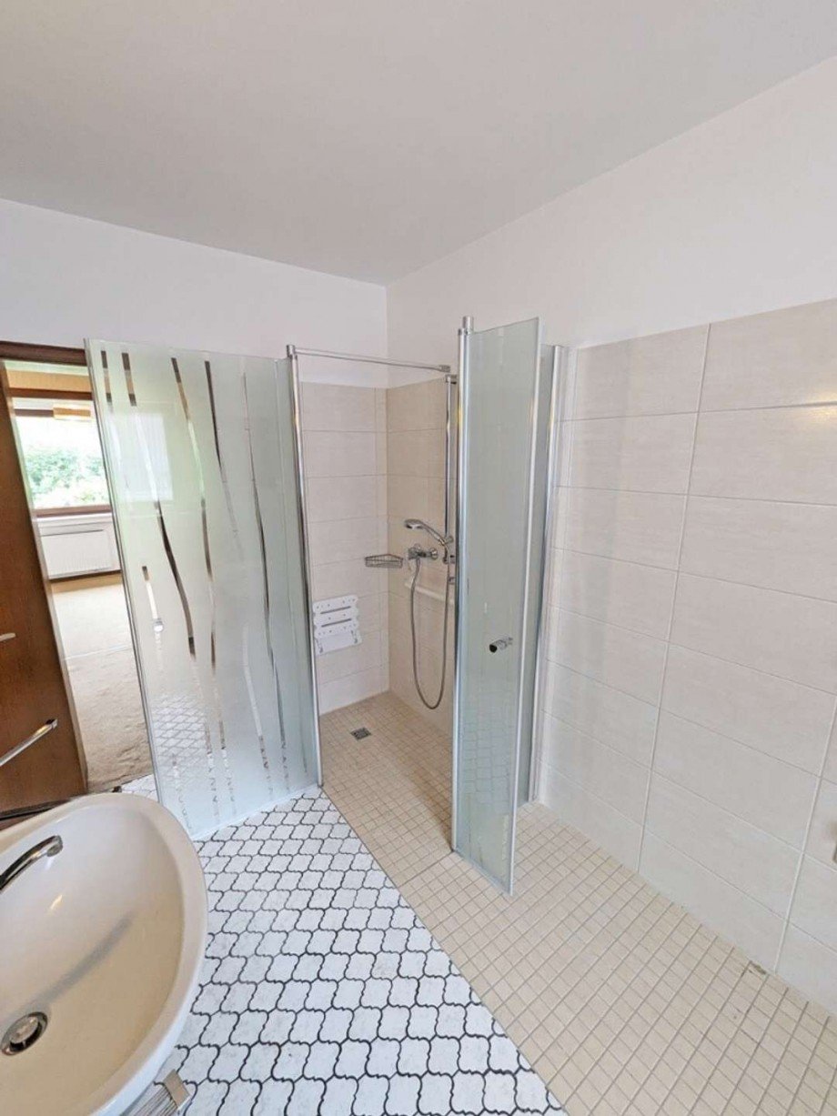 Bad mit Dusche 2 Zweifamilienhaus Kalletal