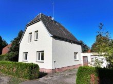 Stra�enansicht Besonderes Einfamilienhaus mit gro�em Grundst�ck und viel Potenzial!