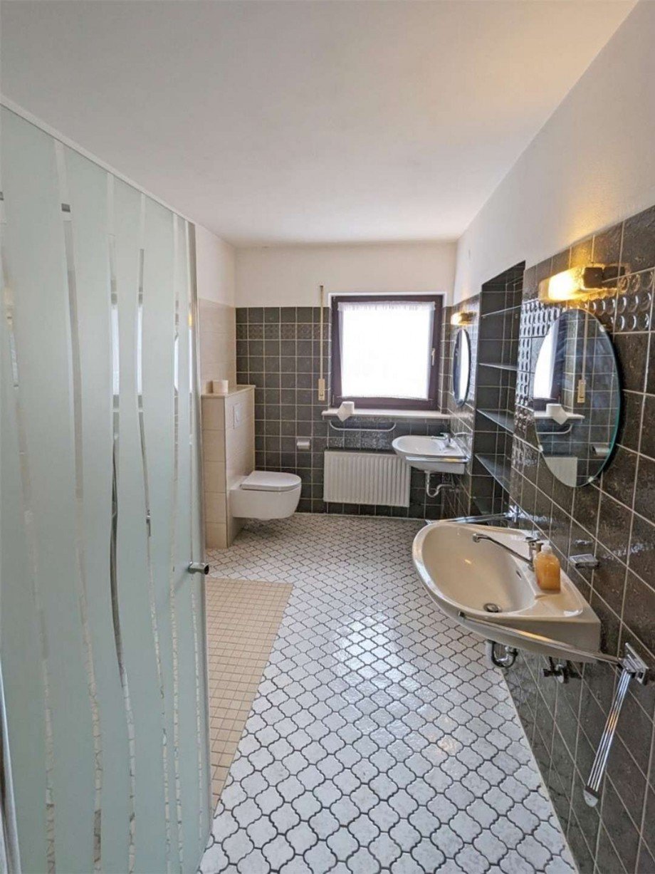 Bad mit Dusche 1 Zweifamilienhaus Kalletal