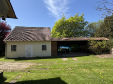 Garage und Carport Zweifamilienhaus mit gro�em Naturgrundst�ck.