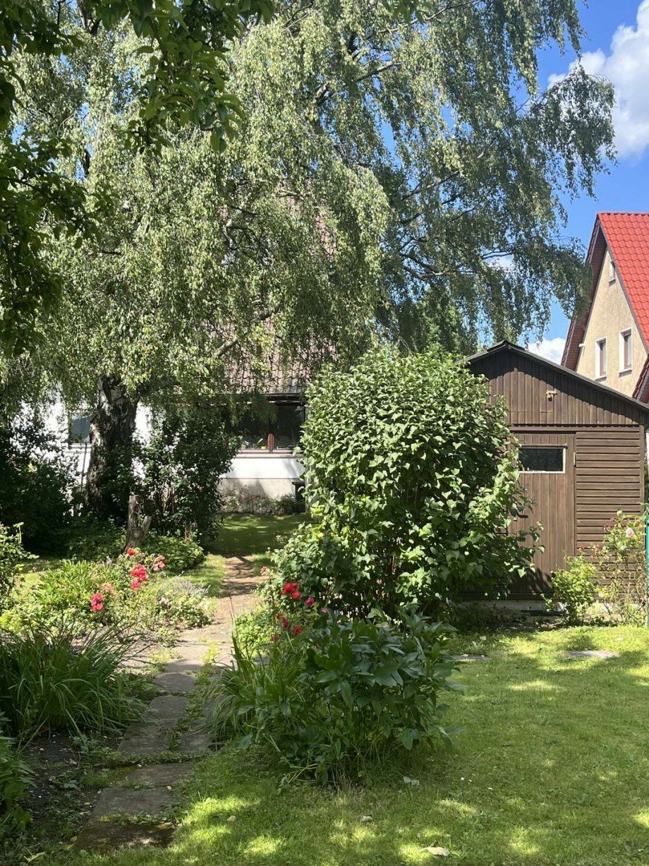 Garten und Gartenh�tte Zweifamilienhaus Minden