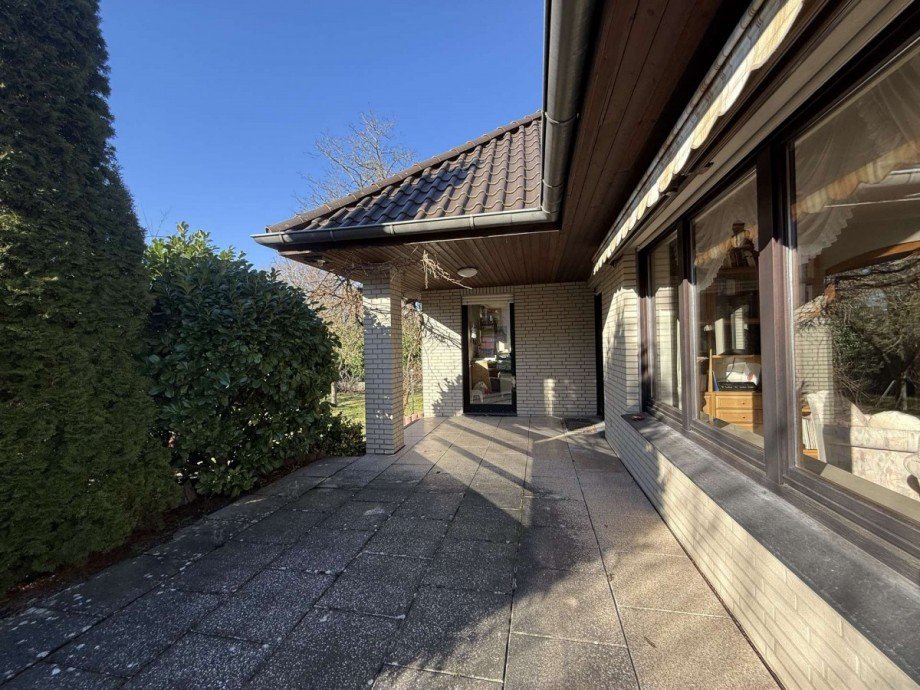 Teil�berdachte Terrassenfl�che Einfamilienhaus B�ckeburg