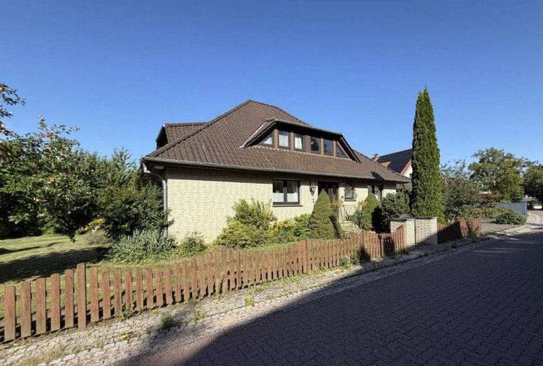 Frontseite B�ckeburg Einfamilienhaus Gro�z�giges Anwesen in top Wohnlage von B�ckeburg