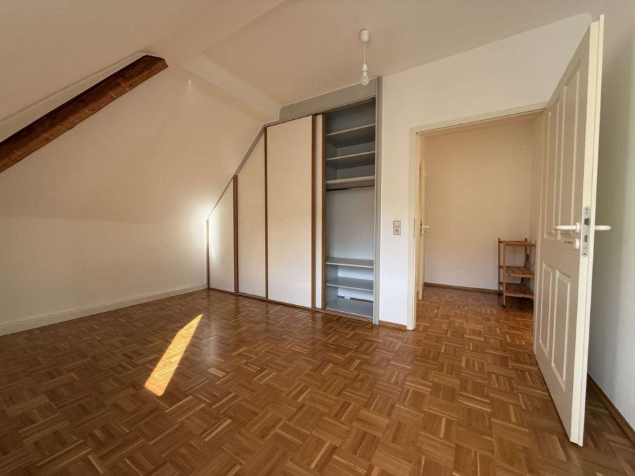 Schlafzimmer 2, mit Einbauschrank Dachgeschosswohnung Minden