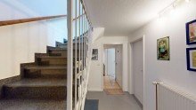 Massives Treppenhaus Schickes Zweifamilienhaus mit sch�nem Garten f�r vielf�ltige Nutzungsm�glichkeiten