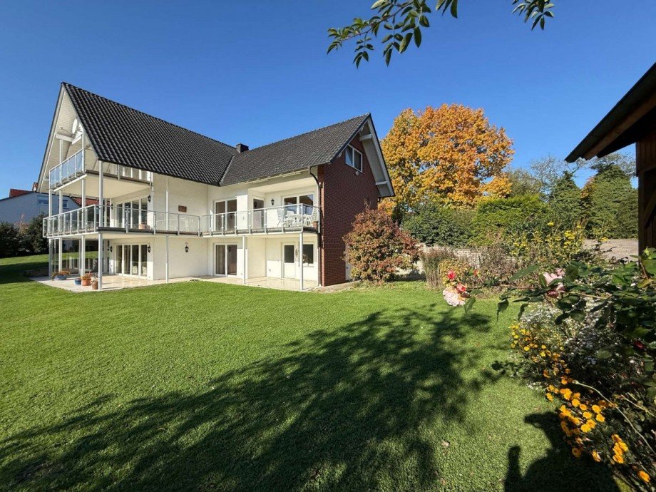Imposante Gartenansicht Zweifamilienhaus Porta Westfalica