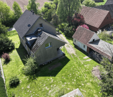 Au�enansicht Zweifamilienhaus mit gro�em Naturgrundst�ck.