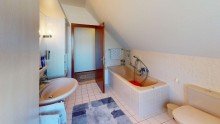 Badezimmer Attraktives Einfamilienhaus mit Einliegerwohnung und Sonnengrundst�ck