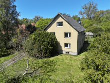 Au�enansicht Zweifamilienhaus mit gro�em Naturgrundst�ck.