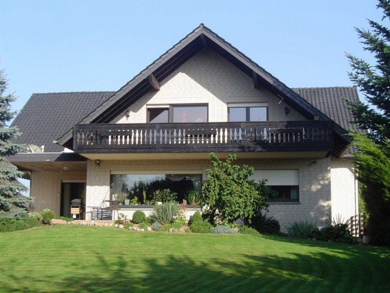 Zweifamilienhaus in Porta Westfalica - Veltheim zu verkaufen Porta Westfalica / Veltheim Mehrfamilienhaus Gro�z�giges Anwesen mit Parkgrundst�ck und vielen M�glichkeiten!